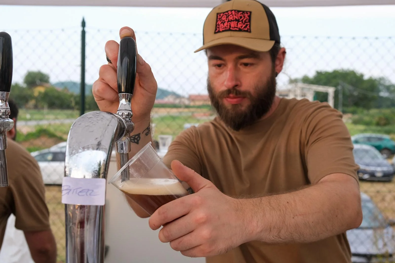 Matteo spilla una birra